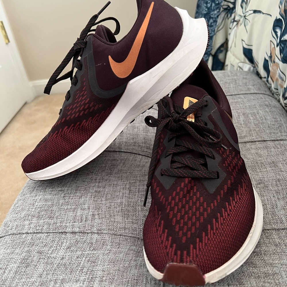 NIKE ZOOM Woman’s athletic sneakers. Size 10.